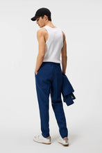 Afbeelding in Gallery-weergave laden, J.LINDEBERG SOREN LINEN PANTS Estate Blue